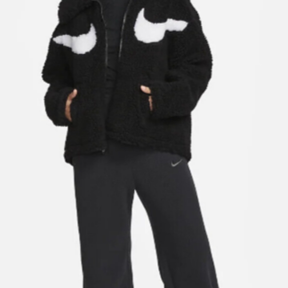 Nike Jacket 🖤🤍 - Picture 3 of 4